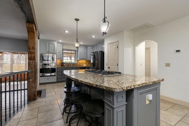 1202 W Glen Oaks Drive, Nixa, MO 65714