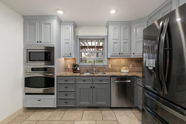 1202 W Glen Oaks Drive, Nixa, MO 65714