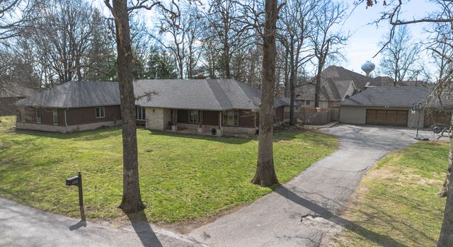 1202 W Glen Oaks Drive, Nixa, MO 65714