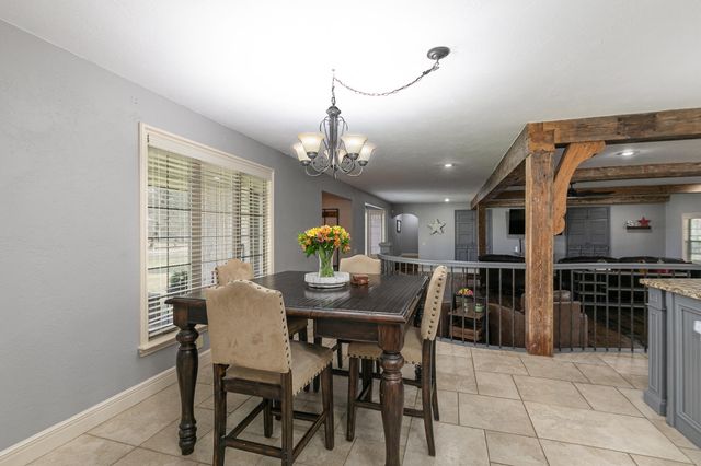 1202 W Glen Oaks Drive, Nixa, MO 65714