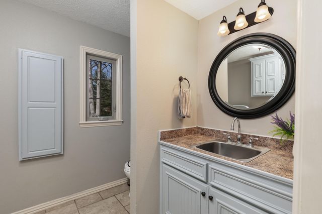 1202 W Glen Oaks Drive, Nixa, MO 65714