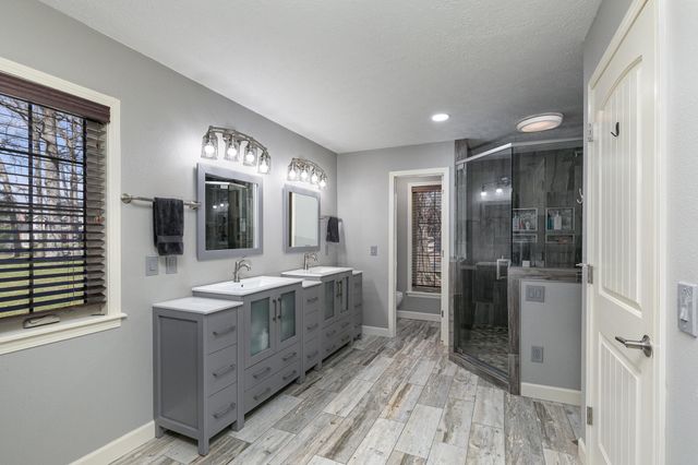 1202 W Glen Oaks Drive, Nixa, MO 65714