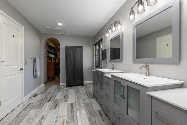 1202 W Glen Oaks Drive, Nixa, MO 65714