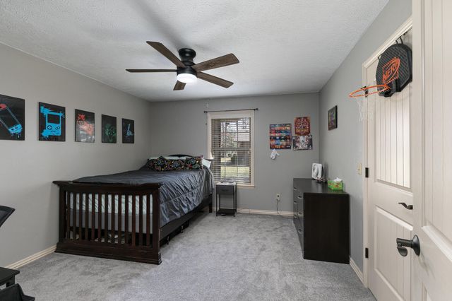 1202 W Glen Oaks Drive, Nixa, MO 65714