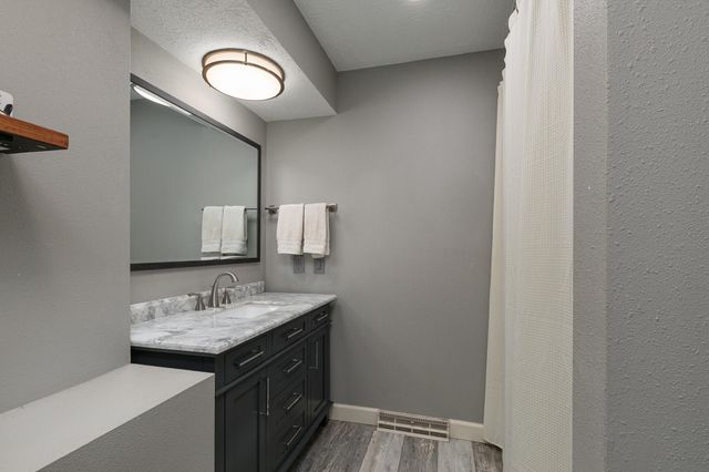 1202 W Glen Oaks Drive, Nixa, MO 65714