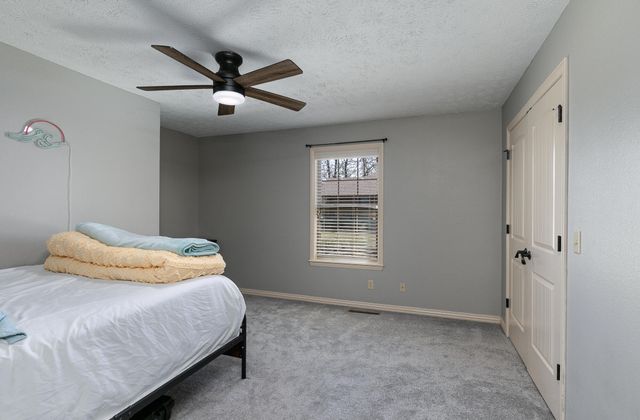 1202 W Glen Oaks Drive, Nixa, MO 65714