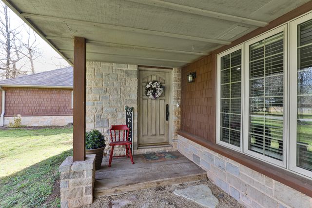 1202 W Glen Oaks Drive, Nixa, MO 65714