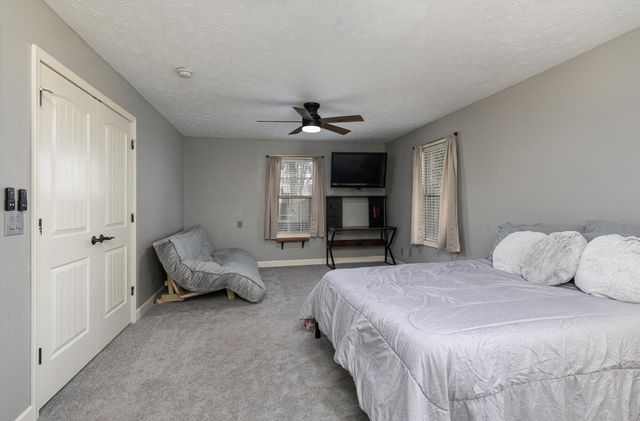 1202 W Glen Oaks Drive, Nixa, MO 65714