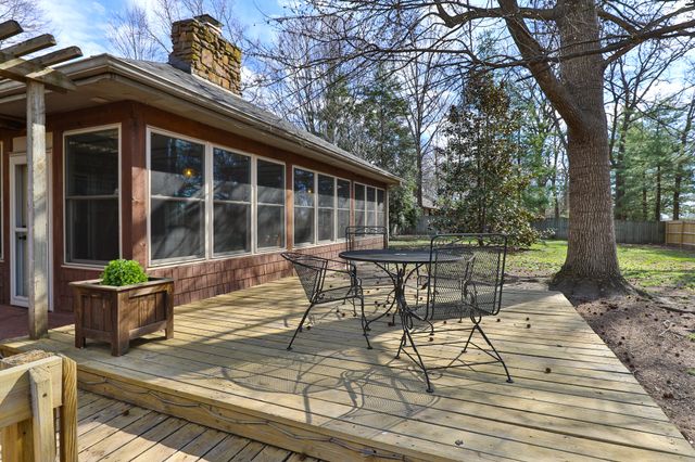 1202 W Glen Oaks Drive, Nixa, MO 65714