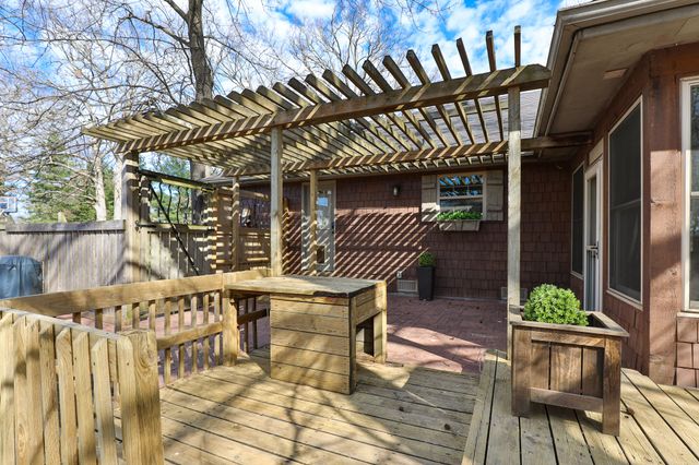 1202 W Glen Oaks Drive, Nixa, MO 65714