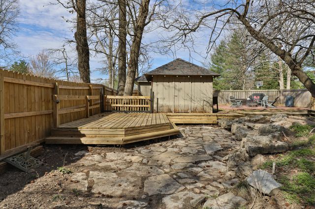 1202 W Glen Oaks Drive, Nixa, MO 65714