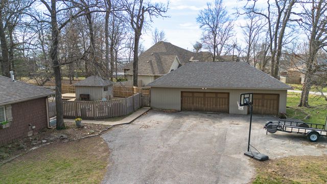 1202 W Glen Oaks Drive, Nixa, MO 65714