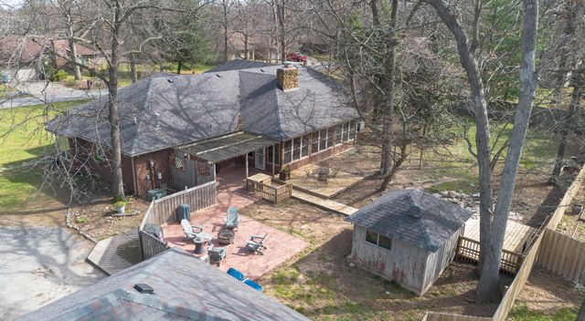 1202 W Glen Oaks Drive, Nixa, MO 65714