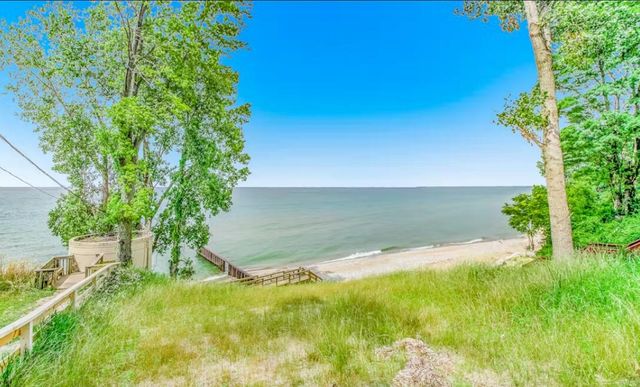 48103 Walnut Avenue, Grand Beach Vllg, MI 49117