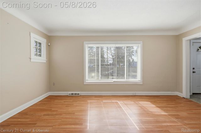 1301 E Muir Avenue, Hazel Park, MI 48030
