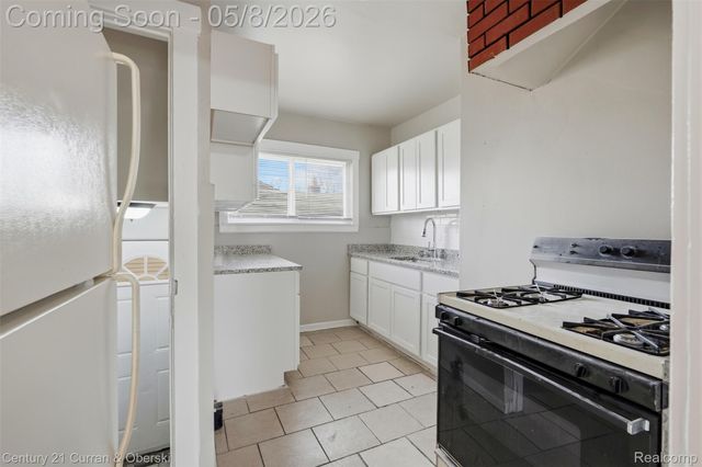 1301 E Muir Avenue, Hazel Park, MI 48030