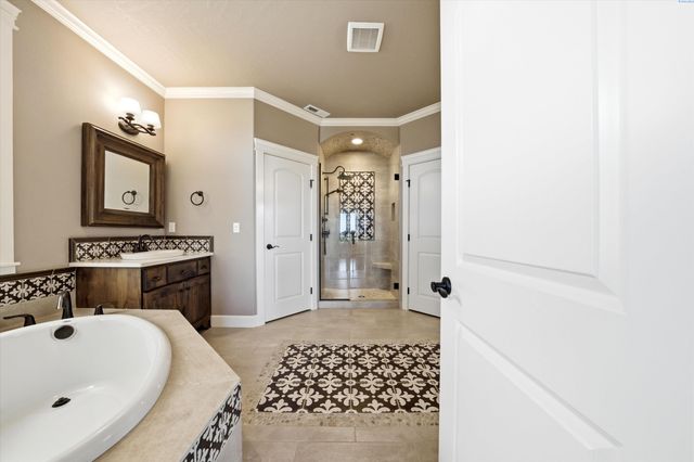 1898 W 52nd Ave, Kennewick, WA 99337