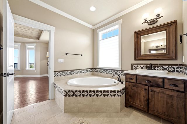 1898 W 52nd Ave, Kennewick, WA 99337