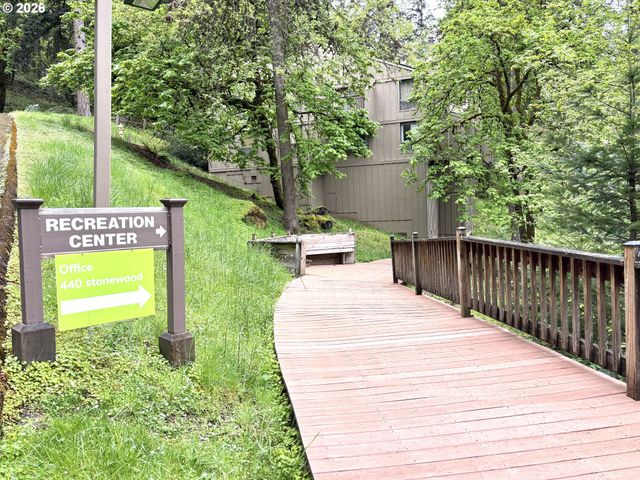 213 TRAILSIDE Loop, Eugene, OR 97405