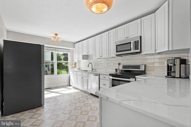 1102 LENAPE LN, Conshohocken, PA 19428