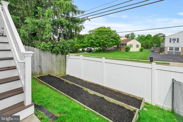 1102 LENAPE LN, Conshohocken, PA 19428