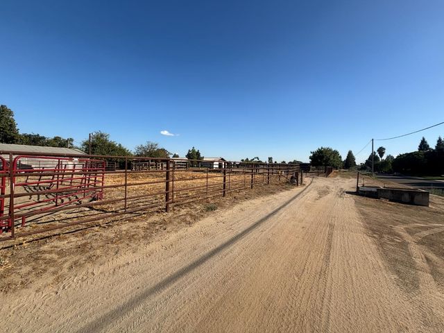 19317 E Parlier Avenue, Reedley, CA 93654