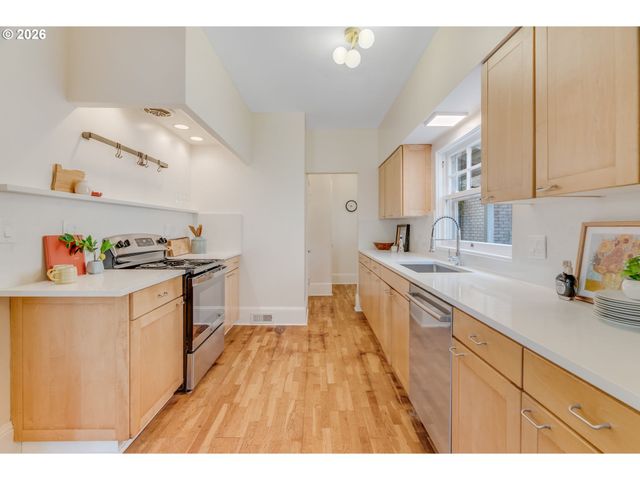 7 Ne FLORAL Pl, Portland, OR 97232