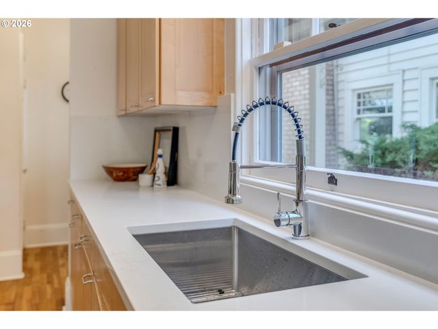7 Ne FLORAL Pl, Portland, OR 97232