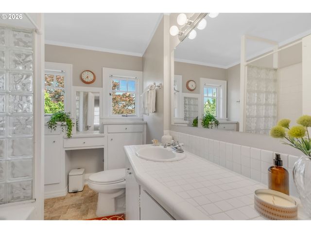 7 Ne FLORAL Pl, Portland, OR 97232
