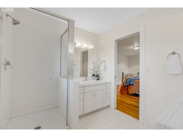 7 Ne FLORAL Pl, Portland, OR 97232