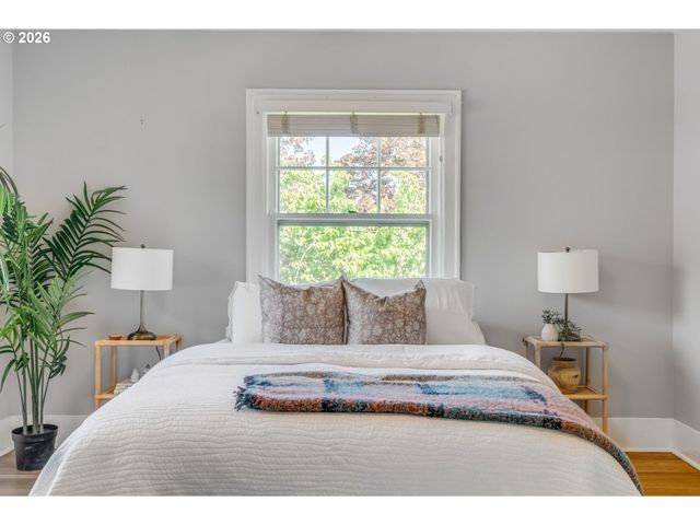 7 Ne FLORAL Pl, Portland, OR 97232