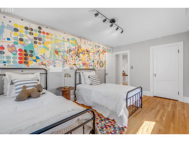 7 Ne FLORAL Pl, Portland, OR 97232