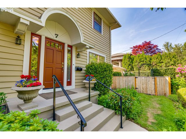 7 Ne FLORAL Pl, Portland, OR 97232