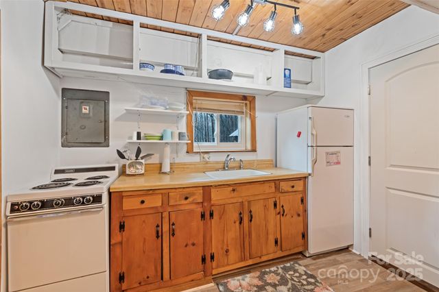 275 Wits End Way, Waynesville, NC 28785