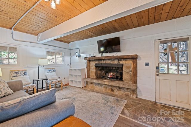 275 Wits End Way, Waynesville, NC 28785