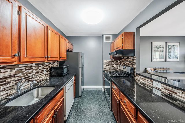 821 Prospect Avenue, Westbury, NY 11590