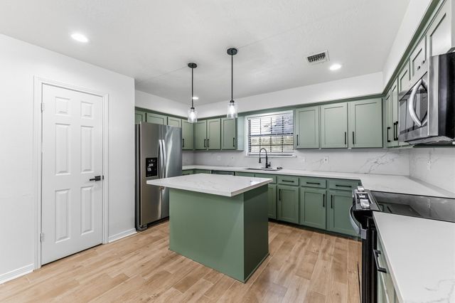 1810 Greentree Drive Drive, Huntsville, TX 77340