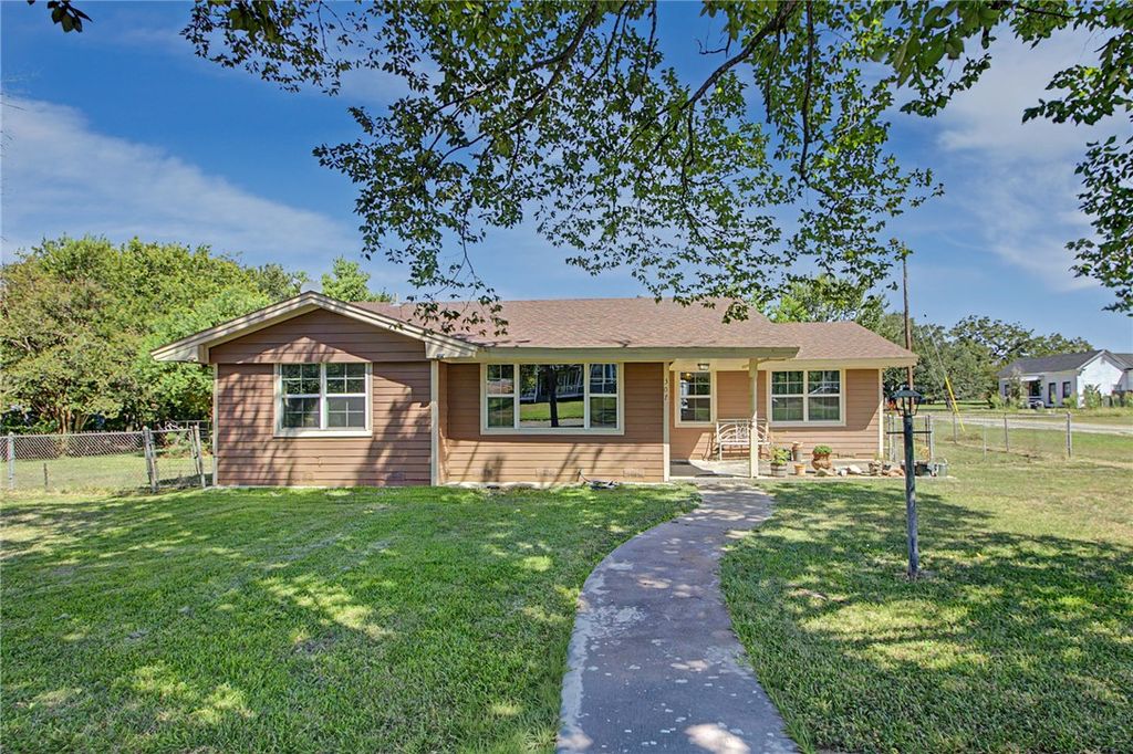 307 East Barton Street, Calvert, TX 77837 — exterior