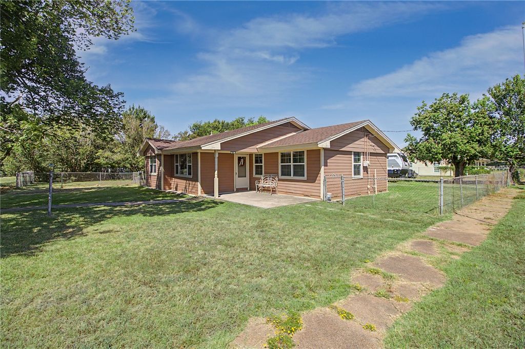 307 East Barton Street, Calvert, TX 77837 — photo 2