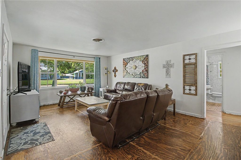 307 East Barton Street, Calvert, TX 77837 — photo 3
