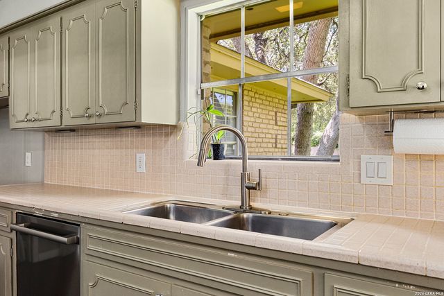 200 Sir Arthur Ct, Castle Hills, TX 78213