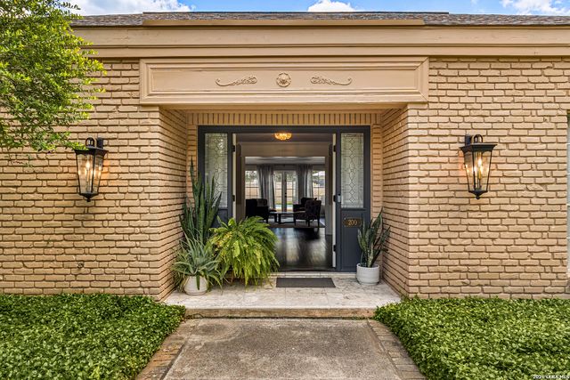 200 Sir Arthur Ct, Castle Hills, TX 78213