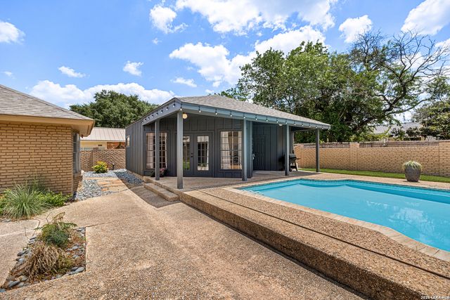 200 Sir Arthur Ct, Castle Hills, TX 78213