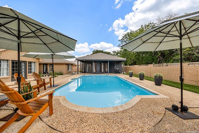 200 Sir Arthur Ct, Castle Hills, TX 78213