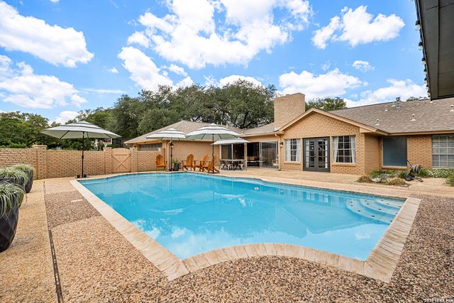200 Sir Arthur Ct, Castle Hills, TX 78213