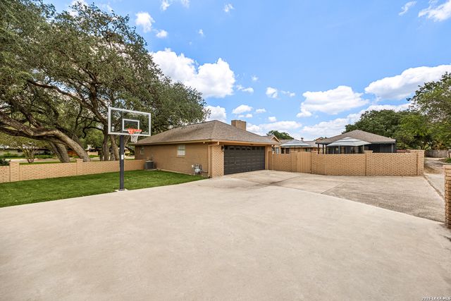 200 Sir Arthur Ct, Castle Hills, TX 78213