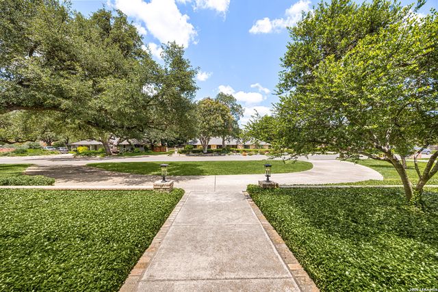 200 Sir Arthur Ct, Castle Hills, TX 78213