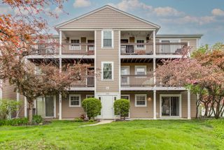 142 E Winchester Road B, Libertyville, IL 60048