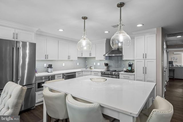 10 N CLOSE, Moorestown, NJ 08057