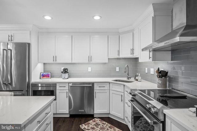 10 N CLOSE, Moorestown, NJ 08057